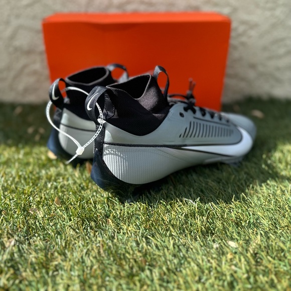 Football cleats - Picture 2 of 3